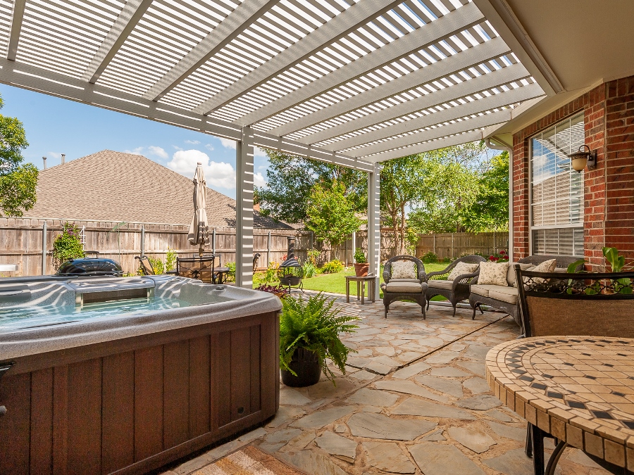 Should-a-hot-tub-be-under-a-roof-What-professionals-say-1.jpg