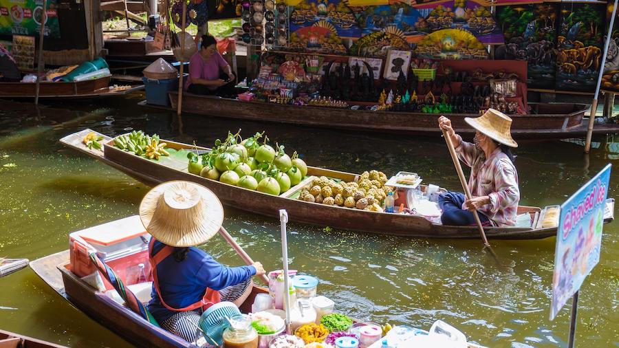 People At Damnoen Saduak Floating Market, Bangkok Thailand